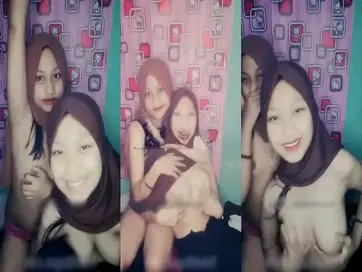 Bokep Jilbab Kakak Adik Mandi Pamer Susu Mulus poster